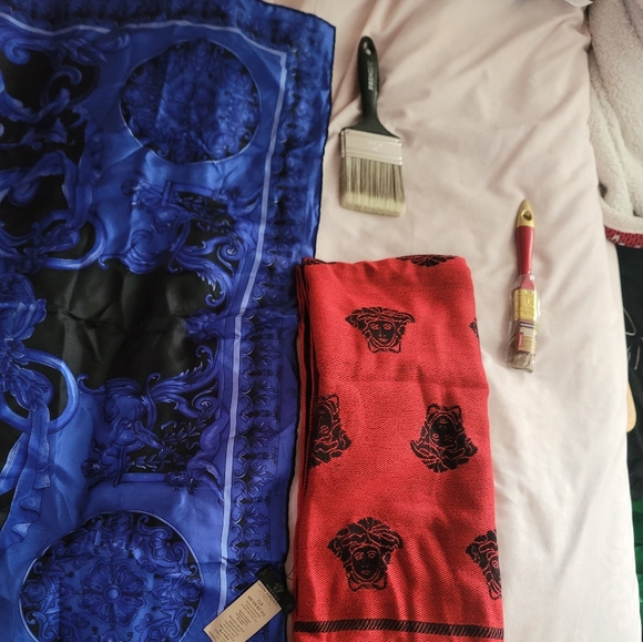 COPY - Versace Silk/blue, Red soft Scarf... Fabulous colors and detail... - Picture 3 of 7